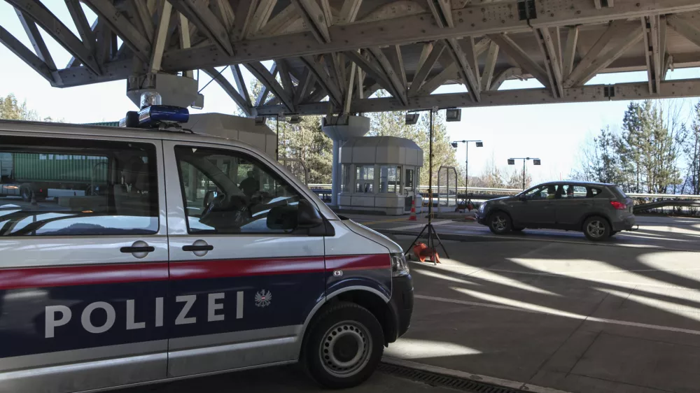 - 18.01.2016 - Avstrija - mejni prehod Karavanke - Avstrijska policija zaradi navala beguncev izvaja poostren nadzor na mejnih prehodih - preverjanje dokumentov pri prestopu državne meje  ///FOTO: Luka Cjuha.