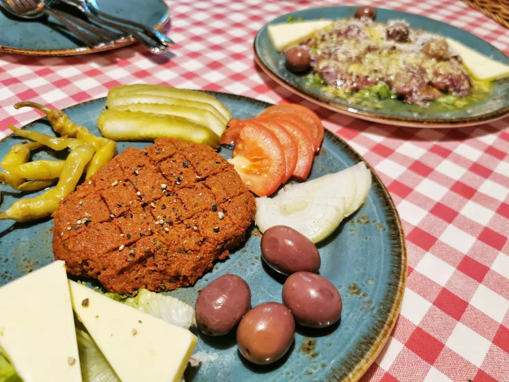 Tatarski biftek in goveji karpačo, Gosti&scaron;če Karavla 297