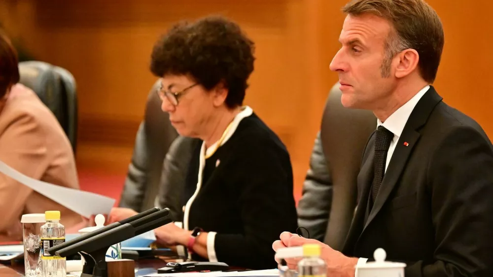 Monique Barbut, Ministre de la Transition &eacute;cologique, de la Biodiversit&eacute; et des N&eacute;gociations internationales sur le climat et la nature, le pr&eacute;sident Emmanuel Macron - Entretien bilat&eacute;ral du Pr&eacute;sident de la R&eacute;publique fran&ccedil;aise E.Macron avec son homologue chinois X.Jinping au Grand Palais du Peuple &agrave; P&eacute;kin, le 4 d&eacute;cembre 2025. Le chef de l'Etat et la premi&egrave;re dame B.Macron, accompagn&eacute;s de six ministres et de 35 grand patrons d'entreprises fran&ccedil;aises, sont en visite officielle en Chine du 3 au 5 d&eacute;cembre 2025. Ce d&eacute;placement permettra d'approfondir la relation franco-chinoise en mati&egrave;re &eacute;conomique, commerciale, culturelle et &eacute;ducative. A cette occasion seront abord&eacute;s les grands enjeux du partenariat strat&eacute;gique entre la France et la Chine, mais aussi plusieurs grands dossiers internationaux et le n&eacute;cessaire r&eacute;&eacute;quilibrage des relations &eacute;conomiques. Christian Liewig / Bestimage Bilateral meeting between French President Emmanuel Macron and his Chinese counterpart Xi Jinping at the Great Hall of the People in Beijing, December 4, 2025. The President and First Lady Brigitte Macron, accompanied by six ministers and 35 leading French business executives, are on an official visit to China from December 3 to 5, 2025. This trip will provide an opportunity to strengthen Franco-Chinese relations in economic, trade, cultural, and educational matters. Discussions will focus on key issues in the strategic partnership between France and China, as well as several major international matters and the necessary rebalancing of economic relations.,Image: 1056520055, License: Rights-managed, Restrictions:, Model Release: no