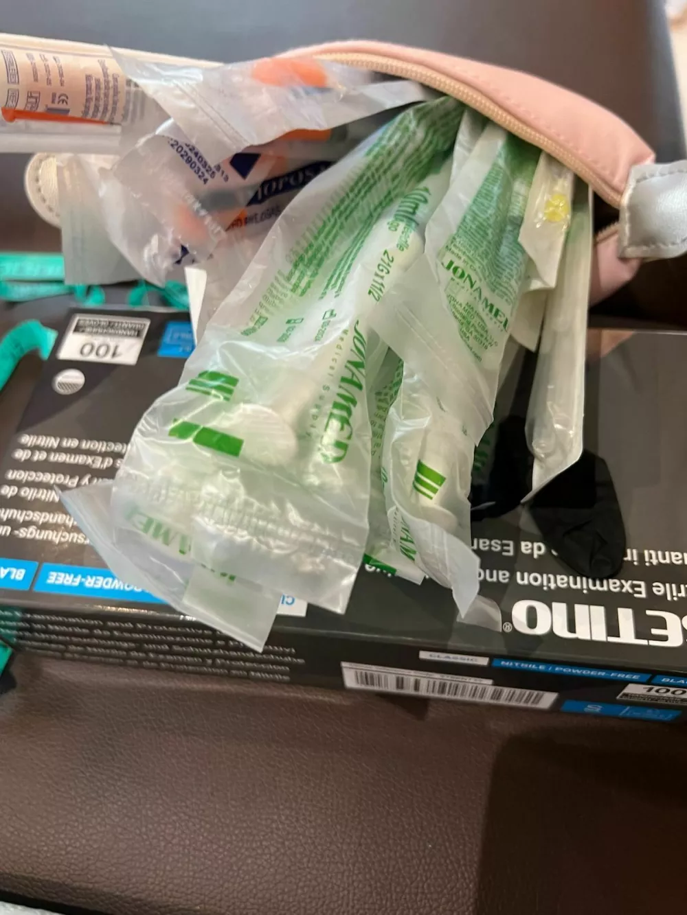 Kosovska doktorica dentalne medicine vbrizgavala &raquo;akcijski&laquo; botoks. Foto: Policija