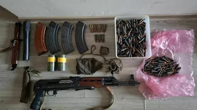 Policisti so našli in zasegli še avtomatsko puško s pripadajočimi okvirji, škatlo s 466 naboji ter dvema kosoma eksplozivnega sredstva topovski udar M81. 