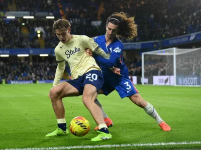 Soccer Football - Premier League - Chelsea v Everton - Stamford Bridge, London, Britain - December 13, 2025 Chelsea's Marc Cucurella in action with Everton's Tyler Dibling REUTERS/Jaimi Joy EDITORIAL USE ONLY. NO USE WITH UNAUTHORIZED AUDIO, VIDEO, DATA, FIXTURE LISTS, CLUB/LEAGUE LOGOS OR 'LIVE' SERVICES. ONLINE IN-MATCH USE LIMITED TO 120 IMAGES, NO VIDEO EMULATION. NO USE IN BETTING, GAMES OR SINGLE CLUB/LEAGUE/PLAYER PUBLICATIONS. PLEASE CONTACT YOUR ACCOUNT REPRESENTATIVE FOR FURTHER DETAILS..