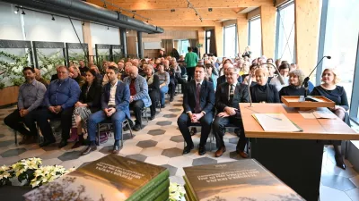 V termah Snovik je Turistično dru&scaron;tvo Tuhinjska dolina predstavilo obsežen in vsebinsko izjemno bogat zbornik, ki na več kot 300 straneh predstavlja razvoj in zgodbe doline v zadnjih tridesetih letih. F Marjan Drolc