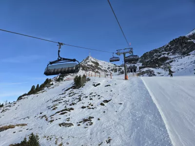 Čeprav se ekipa zaposlenih na smuči&scaron;ču trudi proge ohraniti čim bolj kvalitetne vsi, tudi smučarji, z nestrpnostjo čakajo na novo snežno po&scaron;iljko. 
