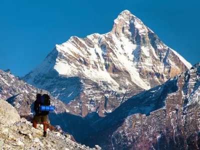 Nanda Devi. Kakšnih sto metrov pod vrhom so izgubili napravo. / Foto: Istock