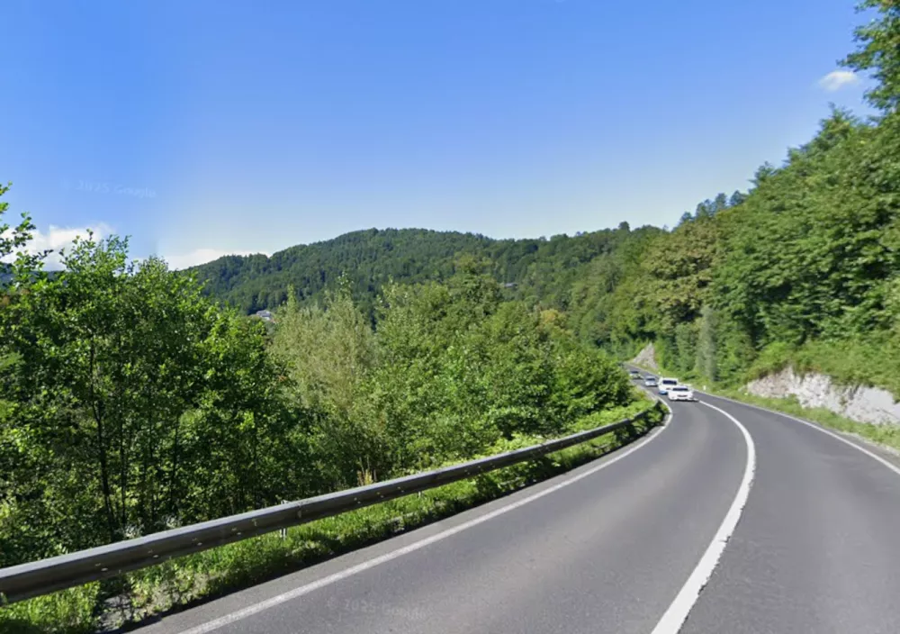 Do trčenja je menda prišlo nedaleč od tega ovinka. 