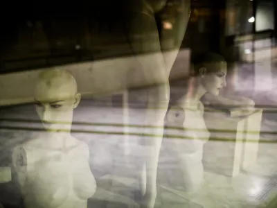 Kljub pritiskom družine vztrajala pri prijavi in prepričala sodnike