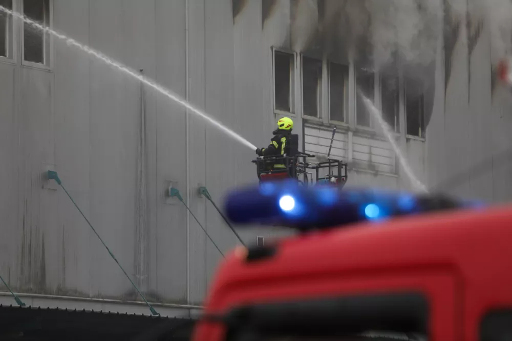 Znano, kje je zagorelo v Sparovem skladi&scaron;ču; požar poga&scaron;en