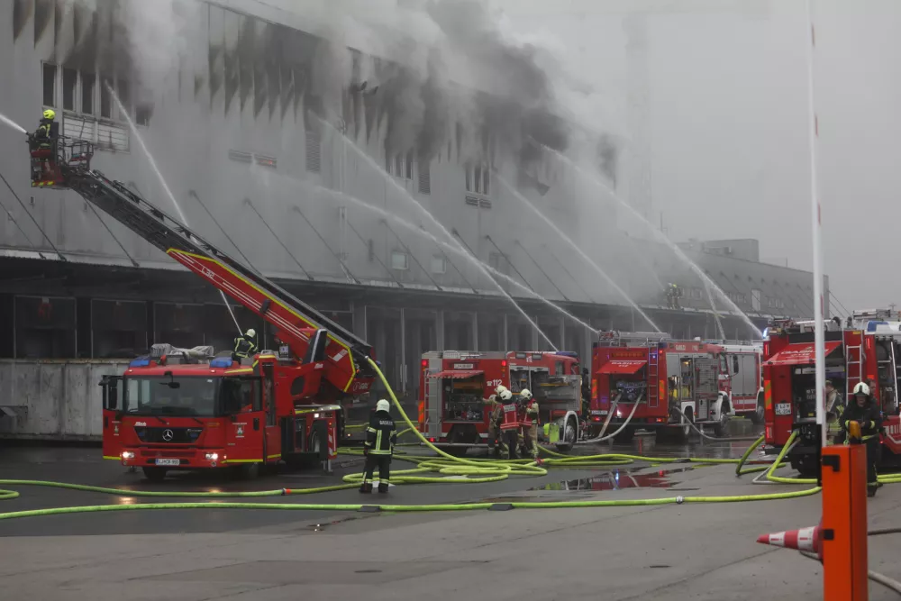 Znano, kje je zagorelo v Sparovem skladi&scaron;ču; požar poga&scaron;en