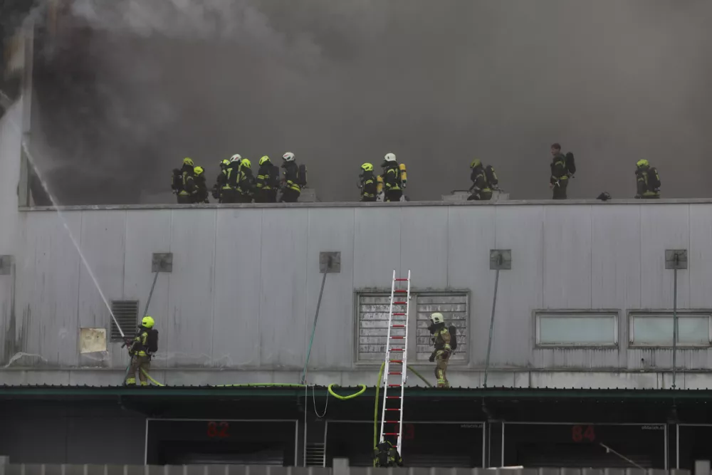 Znano, kje je zagorelo v Sparovem skladi&scaron;ču; požar poga&scaron;en