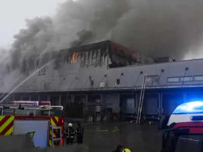 Znano, kje je zagorelo v Sparovem skladišču, smrad ostaja, prizadeta dobava v trgovinah, priporočila NIJZ