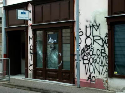 Slovenija,Brežice, 14.12.2025, 14. december 2025 Vandali so razbili vhod poslanske pisarne Svobode v Brežicah,politika,vandalizem, Gibanje Svoboda, Foto: Nik Rovan/F.A.Bobo