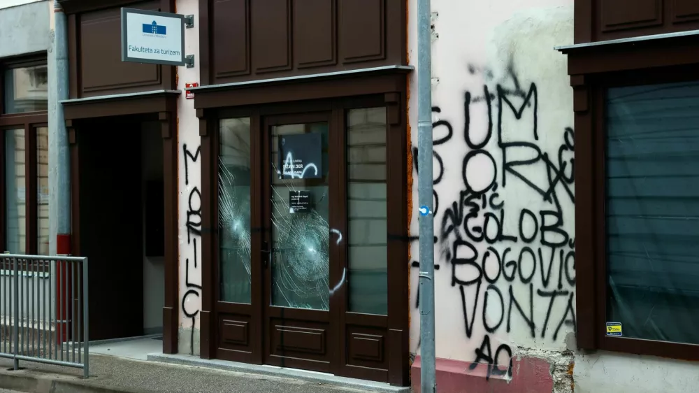 Slovenija,Brežice, 14.12.2025, 14. december 2025 Vandali so razbili vhod poslanske pisarne Svobode v Brežicah,politika,vandalizem, Gibanje Svoboda, Foto: Nik Rovan/F.A.Bobo