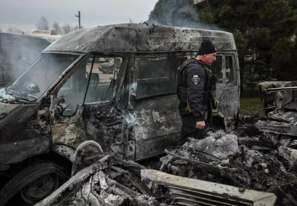A police officer works at the site of the Russian drone strike, amid Russia's attack on Ukraine, in Zaporizhzhia, Ukraine December 14, 2025. REUTERS/Stringer