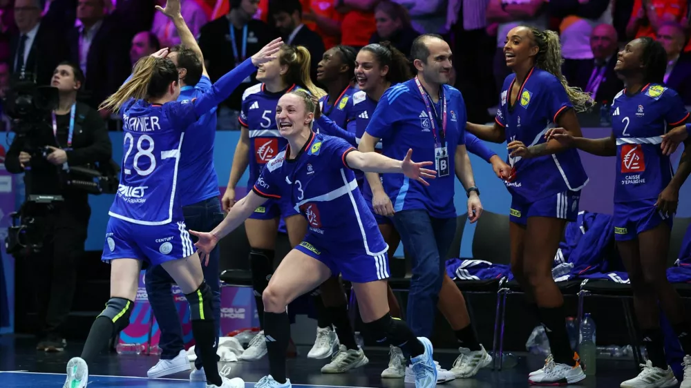 Handball - 2025 IHF World Women's Handball Championship - Bronze Medal Match - France v Netherlands - Rotterdam Ahoy, Rotterdam, Netherlands - December 14, 2025 France's Lucie Granier and France's Alicia Toublanc celebrate after winning the bronze medal match REUTERS/Piroschka Van De Wouw