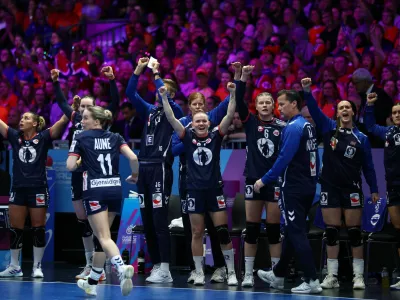 Handball - 2025 IHF World Women's Handball Championship - Final - Germany v Norway - Rotterdam Ahoy, Rotterdam, Netherlands - December 14, 2025 Norway coach Ole Gustav Gjekstad and the players react REUTERS/Piroschka Van De Wouw