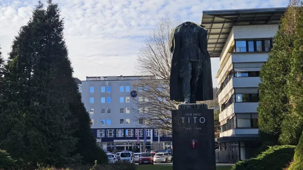 Velenje, Titov trg.Obglavljen bronasti kip Josipa Broza - Tita.