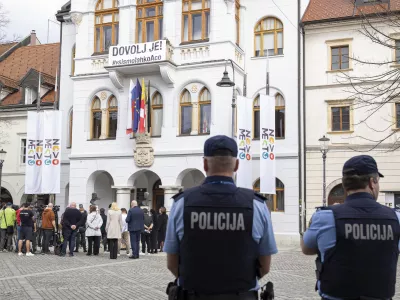 Novo mesto.Predsednica republike Natasa Pirc Musar je pred klubom LokalPatriot prizgala sveco v poklon Alesu Sutarju, ki je na tem mestu pred tednom dni tragicno izgubil zivljenje. Nato se je sestala z zupanom Mestne obcine Novo mesto Gregorjem Macedonijem, predsednikom Krajevne skupnosti Bucna vas Milanom Tramtetom in romskim predstavnikom Zoranom Grmom.