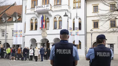 Novo mesto.Predsednica republike Natasa Pirc Musar je pred klubom LokalPatriot prizgala sveco v poklon Alesu Sutarju, ki je na tem mestu pred tednom dni tragicno izgubil zivljenje. Nato se je sestala z zupanom Mestne obcine Novo mesto Gregorjem Macedonijem, predsednikom Krajevne skupnosti Bucna vas Milanom Tramtetom in romskim predstavnikom Zoranom Grmom.
