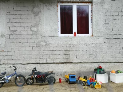 V naselju Bedekovščina v hrvaške Zagorju je moški na rojstnodnevni zabavi umoril svojo ženo, mamo štirih otrok, potem pa sodil še sebi. 