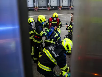 -14.12.2025. - Obsežen požar skladišča in logističnega centra SPAR Slovenija.- gasilci,//FOTO: Bojan Velikonja