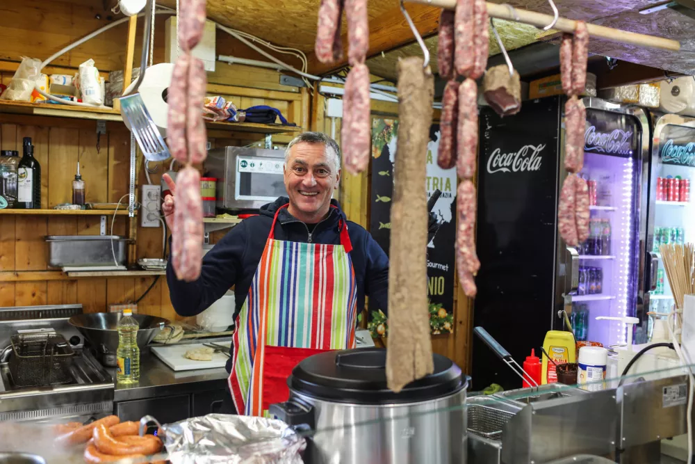 Praznični sejem z nekaj presenečenji: od klobas do dubajskih mi&scaron;k in harmonike