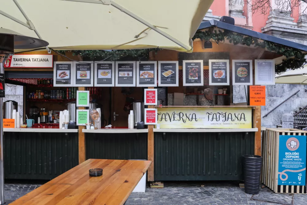 Praznični sejem z nekaj presenečenji: od klobas do dubajskih mi&scaron;k in harmonike