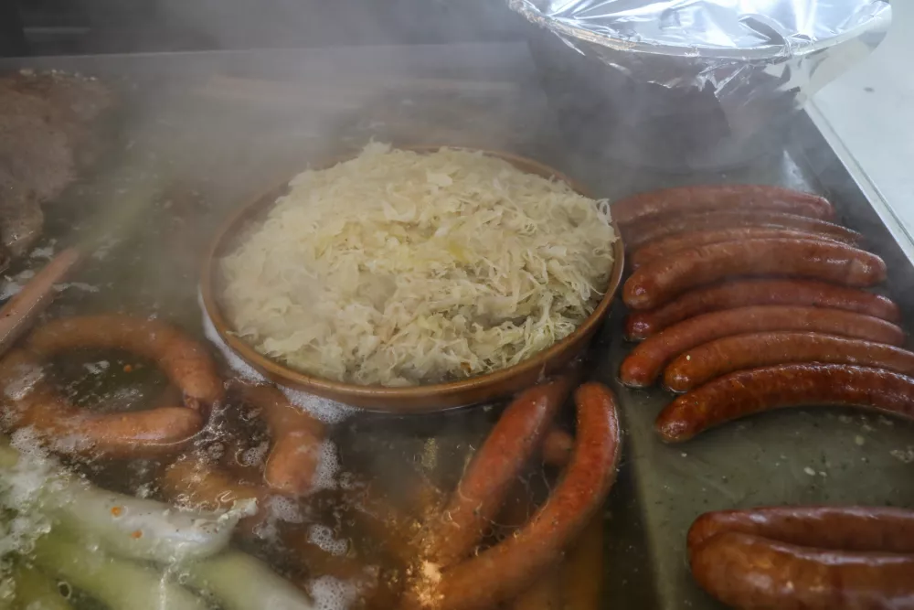 Praznični sejem z nekaj presenečenji: od klobas do dubajskih mi&scaron;k in harmonike