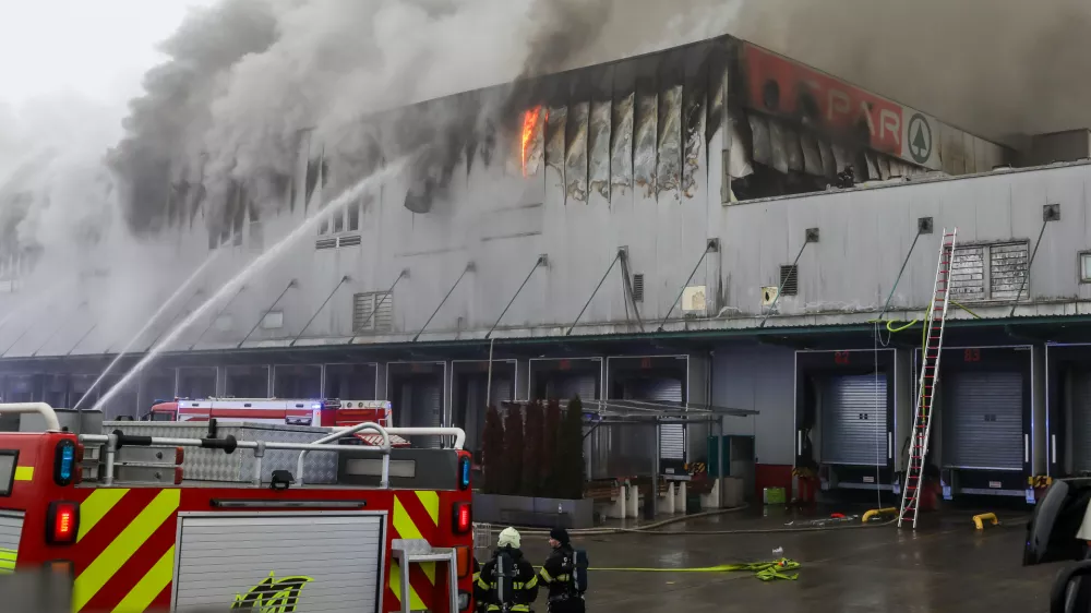 -14.12.2025. - Obsežen požar skladi&scaron;ča in logističnega centra SPAR Slovenija.- gasilci,//FOTO: Bojan Velikonja