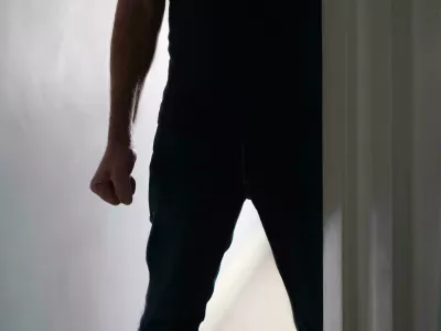 Osumljeni se je spravil nad družinske člane, še posebej hudo nad mamo. Fotografija je simbolična. F Reuters