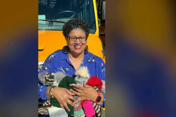 Voznica je otrokom kape spletla kar sama. Foto: zajem zaslona