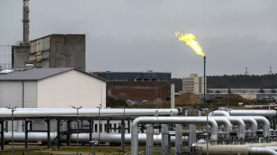 11 December 2025, Mecklenburg-Western Pomerania, Lubmin: A mixture of natural gas and hydrogen burns off at the end of the filling of the first hydrogen pipeline. The pipeline operator Gascade is using a section of the former Opal pipeline for this purpose. The pipeline is to be called "Hyos" in future. Photo: Stefan Sauer/dpa