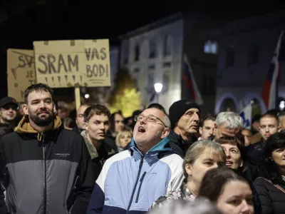 - 28.10.2025 - Izredna skupščina občine Novo Mesto s svetniki in predstavniki vlade in protest proti romskemu nasilju z naslovom Dovolj je!//FOTO: Jaka Gasar