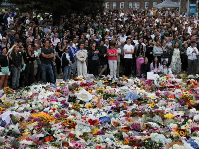 People pay respects at Bondi Pavilion to victims of a shooting during a Jewish holiday celebration at Bondi Beach, in Sydney, Australia, December 15, 2025. REUTERS/Hollie Adams   TPX IMAGES OF THE DAY