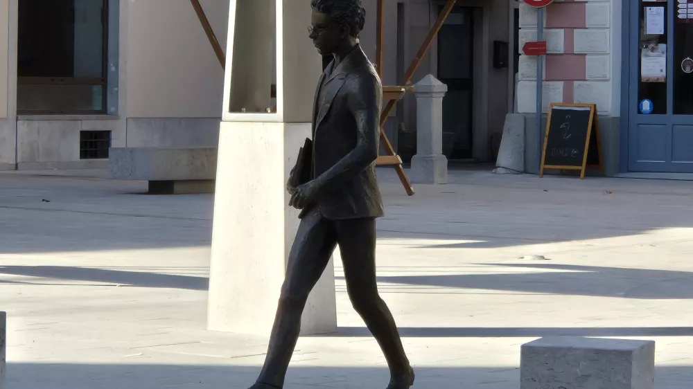 Sezana.Bronast kip Srecka Kosovela v naravni velikosti.