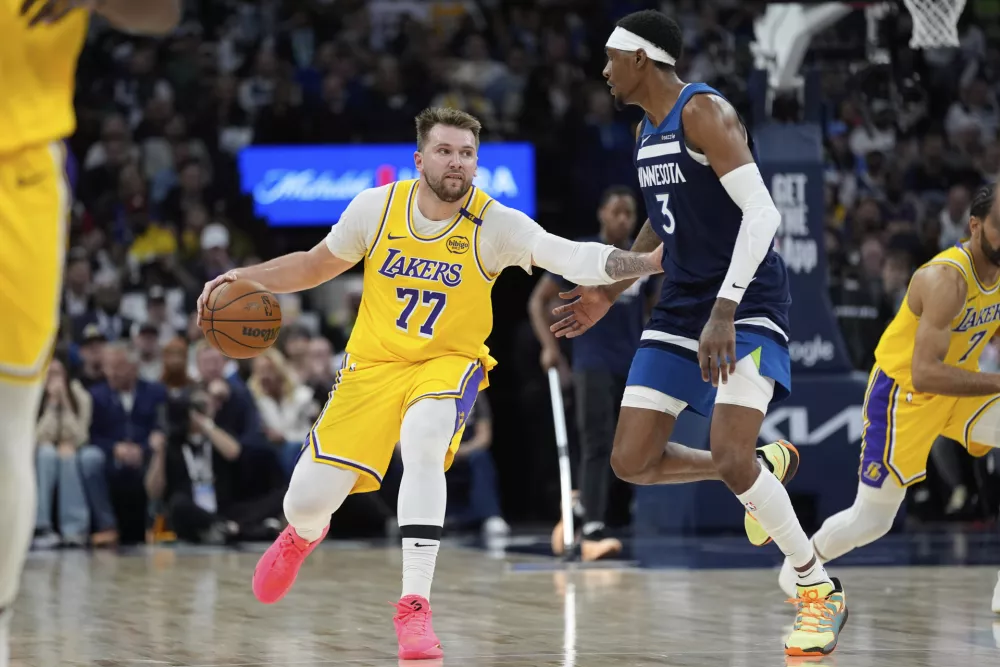 Los Angeles Lakers guard Luka Doncic (77) works toward the basket as Minnesota Timberwolves forward Jaden McDaniels (3) defends during the second half of Game 3 of an NBA basketball first-round playoff series, Friday, April 25, 2025, in Minneapolis. (AP Photo/Abbie Parr) / Foto: Abbie Parr