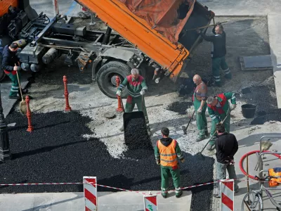 - 29.03.2016 - Delavci KPL - Komunalno podjetje Ljubljana - asvaltiranje - //FOTO: Tomaž Skale