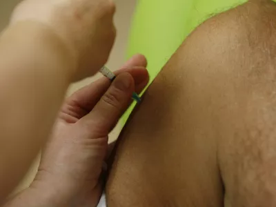 Gripa &scaron;e vztraja, cepljenih vse več