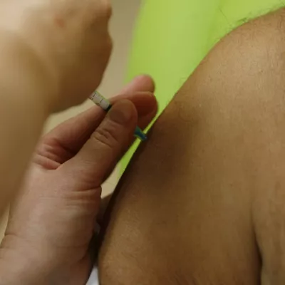 Gripa &scaron;e vztraja, cepljenih vse več