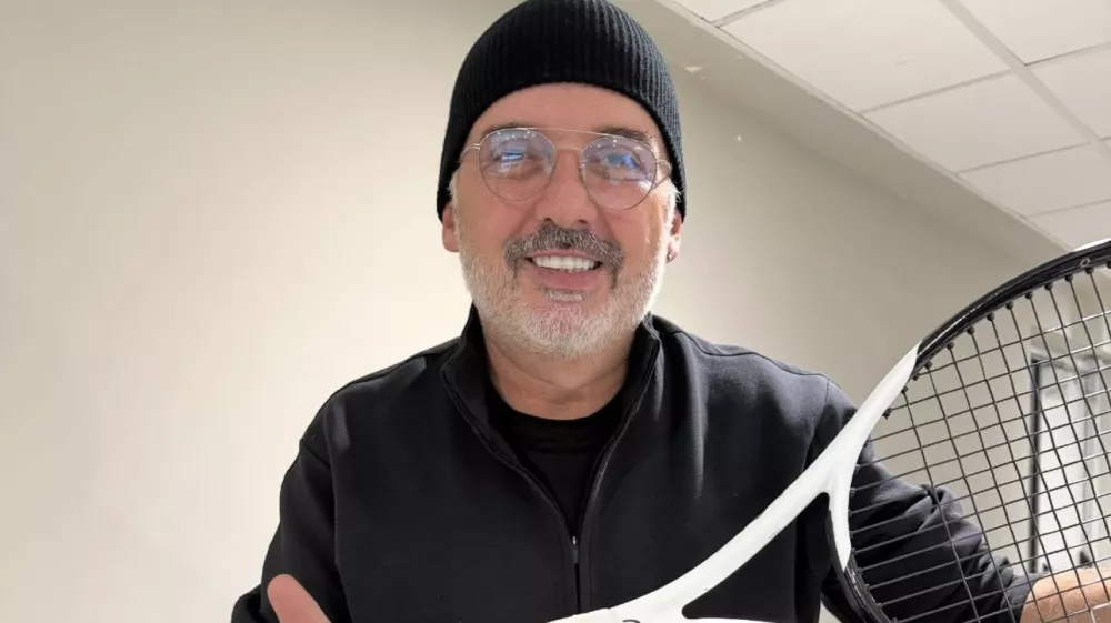 Tony Cetinski z loparjem, ki mu ga je poklonil in nanj posvetilo napisal Novak Đoković. / Foto: instagram Tonyja Cetinskega