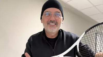 Tony Cetinski z loparjem, ki mu ga je poklonil in mu nanj napisal posvetilo Novak Đoković. F instagram Tonyja Cetinskega