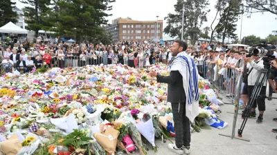 16 December 2025, Australia, Sydney: A rabbi address mourners at a memorial at Bondi Beach after gunmen opened fire, killing 15 people in an attack designed to target the Jewish community. Photo: Mick Tsikas/AAP/dpa