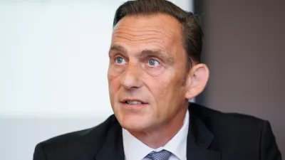 Ljubljana, Trgovinska zbornica Slovenije.Skupna novinarska konferenca gospodarskih zbornic in delodajalskih zdruzenj na temo Razmere v gospodarstvu, kam nas peljejo reforme in stanje na podrocju delovanja Ekonomsko-socialnega sveta.Predsednik Zdruzenja delodajalcev Slovenije Marjan Trobis.