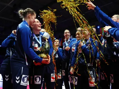 Handball - 2025 IHF World Women's Handball Championship - Rotterdam Ahoy, Rotterdam, Netherlands - December 14, 2025 Gold medallist Norway's Maren Nyland Aardahl celebrates with the trophy and teammates during the ceremony REUTERS/Piroschka Van De Wouw