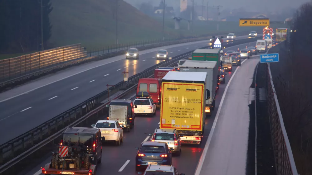 - 20.12.2015 - &scaron;tajerska avtocesta - kolona vozil na &scaron;tajerski avtocesti proti Mariboru pri Blagovici zaradi prometne nesreče na Trojanah. //FOTO: Bojan Velikonja