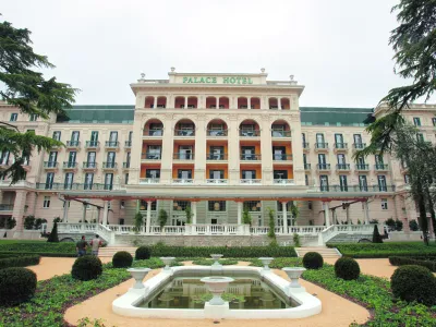 - Hotel Kempinski Palace Portorož - prvi luksuzni hotel v Sloveniji s 185 prestižnimi sobami in suitami bo združil najbolj&scaron;o turistično in zdravili&scaron;ko tradicijo Portoroža s ponudbo sodobnih luksuznih hotelov. - vstop verige Krepinski - Družba Istrabenz hoteli Portorož je z mednarodno hotelsko verigo Kempinski podpisala 20-letno pogodbo o upravljanju hotela Palace v Portorožu- Hotel Palace se bo v verigi Kempinski, katere zgodovina sega v leto 1897, pridružil 60 hotelom v 21 državah po vsem svetu z več kot 12.000 sobami in apartmaji, stavba   //: FOTO: Jaka AdamičOPOMBA: ZA OBJAVO V ČASOPISU DNEVNIK