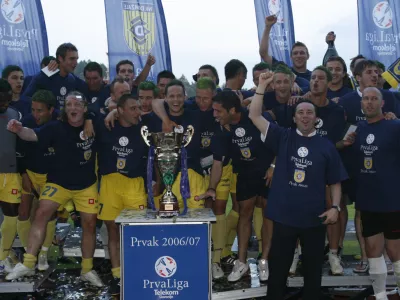 -- NK Domžale - Prvak 2006/07 - - nogomet - Domžale: Drava, Prva Liga, zadnji, 36. krog: - nogometa&scaron;i Domžal so v zadnjem, 36. krogu Prve Lige premagali Dravo z 2:0 (1:0). //FOTO: Matej Pov&scaron;eOPOMBA: ZA OBJAVO V ČASOPISU DNEVNIK