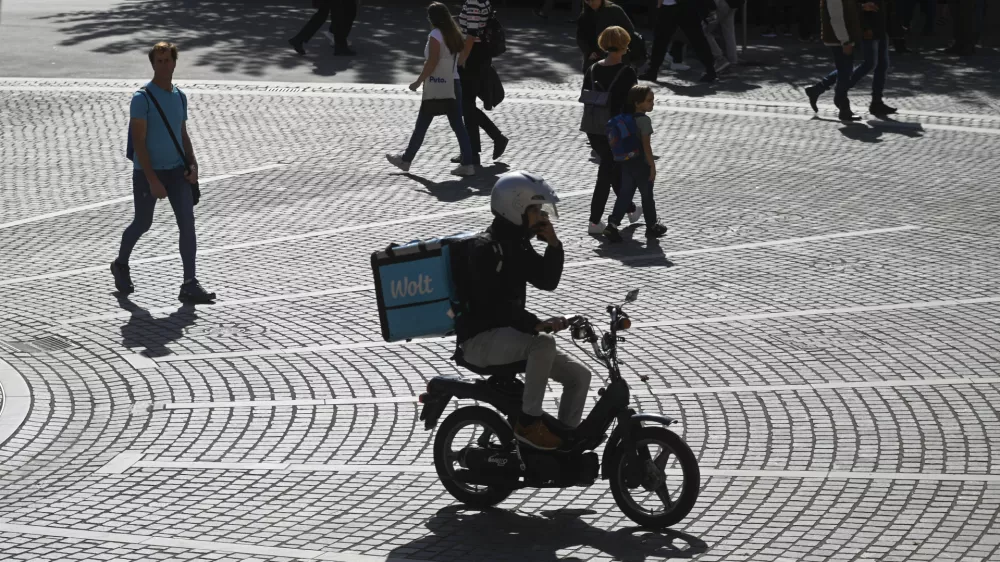 dostava hrane WOLT in motorno kolo - motor - skuter - kolo s pomožnim motorjem - 05.10.2022 - prepoved vožnje za vsa motorna kolesa - pe&scaron; cona v sredi&scaron;ču Ljubljane //FOTO: Nik Erik Neubauer