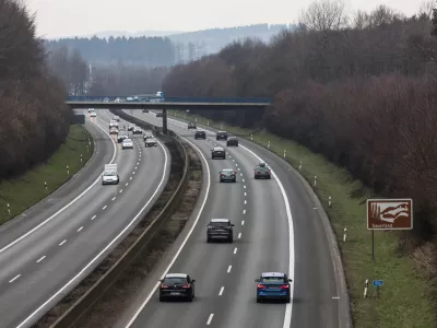 Avtocesta A45, kjer so ob cesti na&scaron;li avto.