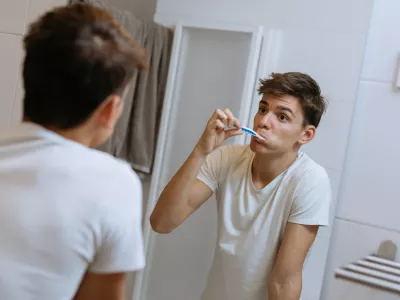 Med &scaron;četkanjem, ki se zdi tako rutinsko opravilo. / Foto: Istock